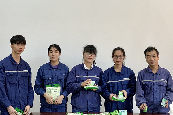 1624526591112763.jpg 員工開心的收到防暑降溫藥品.jpg