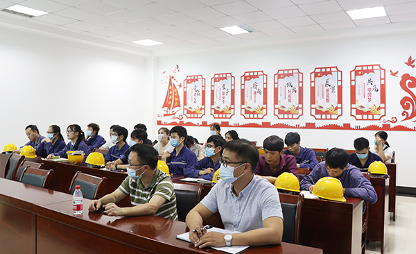 1630139767715562.jpg 培訓(xùn)現(xiàn)場職工們認(rèn)真的學(xué)習(xí).jpg