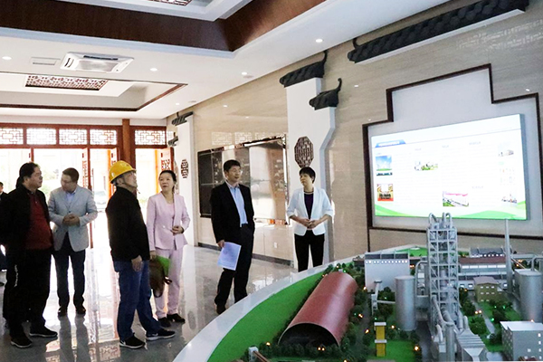 調研組參觀主廠房一樓展示廳、智能中央控制室01.jpg